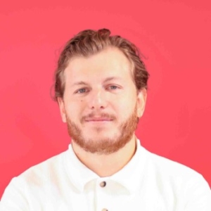 Anthony RAVASSA<br />UX/UI Designer<br /> <br />Issu d’une formation en ergonomie de l’activité, Anthony s’est réorienté dans une formation d’ergonomie cognitive des technologies numériques. Capable de mener des recherches en UX, il s’est spécialisé en maquettage et prototypage, discipline qui le passionne depuis quelques années. Son expérience lui a également permis de développer ses compétences dans la création de Design Systems. anthony-ravassa