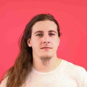 Arthur Mas<br/>User Researcher, UX Designer.<br/> <br/>Issu d’une formation en psychologie et ergonomie, Arthur s'intéresse tout particulièrement à la conception d’interfaces centrées utilisateur, qu’il s’agisse de proposer un design, d'optimiser la performance, l’efficience ou la jouabilité. Il se positionne principalement sur les avantages et les risques liés à l’utilisation des NTIC, et sur la persuasion technologique. Il privilégie pour cela une approche systémique et holistique, intégrant toutes les composantes de l’expérience utilisateur. arthur-mas
