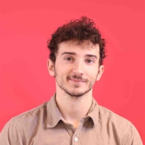 Dylan BASLEY<br/>User Researcher, UX Designer<br/> <br/>Passionné par L’UX depuis quelques années, son travail est un plaisir qu’il essaie de transmettre par sa joie de vivre. Venant d’un parcours de psychologie spécialisée en ergonomie cognitive des technologies du numérique, Dylan utilise ses connaissances sur le fonctionnement cognitif en l’appliquant à ses prototypes afin de rendre les tâches des utilisateurs simples tout en maximisant leur satisfaction. dylan-basley-ludotic