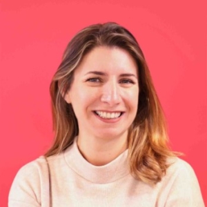 Ornella SOLARI<br/>Développement partenariats stratégiques.<br/> <br/>A l’écoute de tous vos besoins en innovation industrielle et digitale, Ornella est chargée du développement commercial de nos services en UX et en ergonomie du Facteur humain. 10 ans dans le conseil et vente de prestations informatiques, passionnée d’innovation et d’UX, sensible à l’impact du stress et de la fatigue dans l’univers professionnel. <br/>En tant que psychologue du travail, Ornella est aussi notre moteur de recherche des Talents UX et Ergonomie du Facteur humain pour répondre à vos besoins. ornella-solari