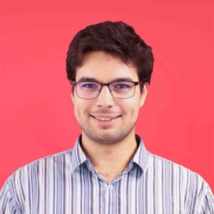 Reda ATTARÇA<br/>User Researcher, UX Designer<br/> <br/>Formé à l'ergonomie cognitive, Reda se passionne pour le facteur humain des nouvelles technologies. Consultant pour des secteurs variés tels que le tourisme, la médecine ou la défense, Reda se spécialise dans le maquettage en remplissant des fonctions d'UX designer tout en menant ses propres recherches utilisateurs lorsque les projets s'y prêtent. reda-attarca