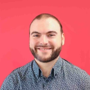 Romain JOVINE<br/>UX Lead, UX Designer.<br/> <br/>Romain combine son expertise en ergonomie des interfaces avec ses connaissances en visualisation des données pour accompagner la conception d’interface centrée vers les utilisateurs. Polyvalent, cela lui permet de travailler sur tous types de projets et de proposer des solutions qui prennent en compte les besoins des utilisateurs, sans perdre de vue les aspects techniques et les limites d’un projet. romain-jovine