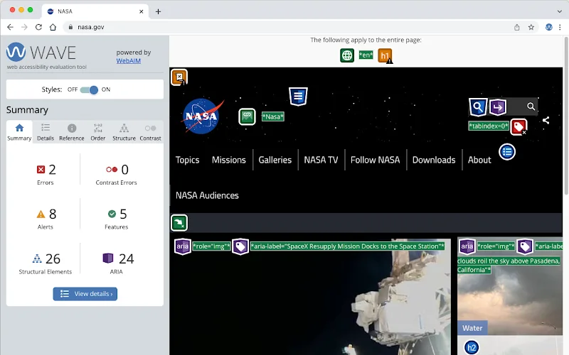 L'extension Wave permet d'avoir un panneau sur la gauche du site et d'afficher le nombre de problème par catégorie de problèmes. Des icônes correspondantes apparaissent directement sur la page du site à droite.