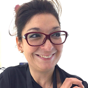 Katya CATAUDELLA<br/>UX/UI Designer.<br/> <br/>Avec une formation initiale dans le domaine artistique et le Print, Katya travaille depuis plus de vingt ans à la conception et à la mise en œuvre d'interfaces graphiques dans les secteurs du web et du mobile, pour grands comptes et petites structures.<br/>Elle est capable de travailler sur plusieurs fronts, à partir de la conception UX, jusqu’au développement graphique des interfaces utilisateurs, avec un accent sur la conception accessible et le maintien d'un niveau de qualité constant du début à la fin du projet. Katya CATAUDELLA