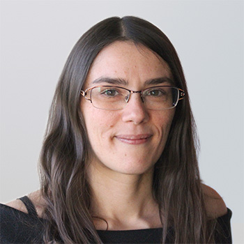 Virginie HERMAND<br/>UX Lead, UX Designer.<br/> <br/>Virginie apporte son expertise en UX et en ergonomie lors de la conception d’une expérience utilisateur, avec une vision holistique provenant de sa formation pluridisciplinaire, et ce quel que soit le degré de maturité du projet. <br/>Son domaine de prédilection, la recherche utilisateur, lui permet de répondre concrètement aux hypothèses des équipes client, de repérer les éventuels axes d’amélioration, et de proposer des solutions pertinentes suivant le contexte d’usage, tout en respectant les contraintes techniques et business.